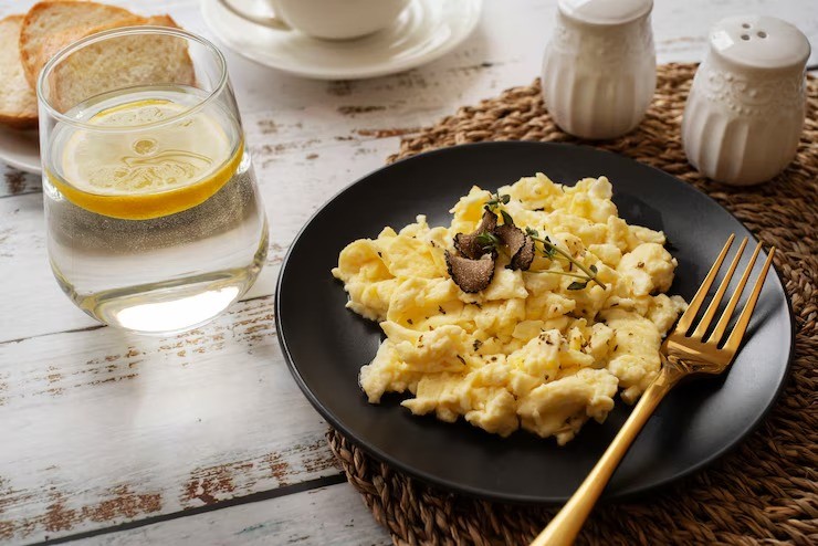manfaat kuning telur, nutrisi kuning telur, kuning telur untuk anak, kolesterol dan telur, telur untuk MPASI, makanan sehat anak, fakta gizi telur, mitos kuning telur